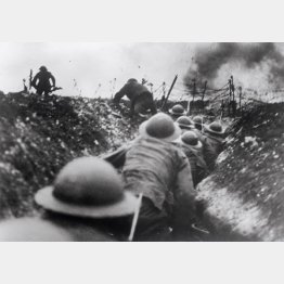 ソンムの戦いで塹壕を行く兵隊（Ｃ）DPA／共同通信イメージズ