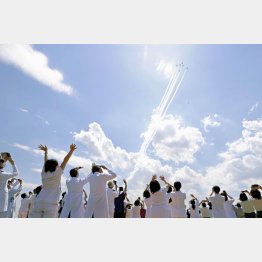 医療従事者に敬意を示すため自衛隊中央病院の上空を飛行するブルーインパルス（Ｃ）共同通信社