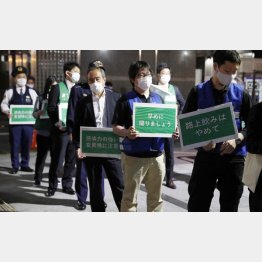 警戒に駆り出される都職員ら（Ｃ）日刊ゲンダイ
