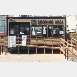 東京・JR中央線吉祥寺駅の喫煙所（Ｃ）日刊ゲンダイ