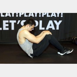 写真B 　意識するのは手ではなく、お腹（Ｃ）日刊ゲンダイ