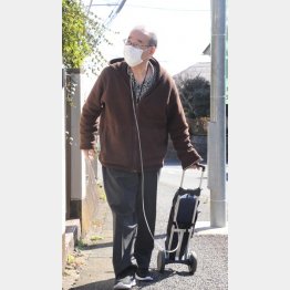 外出時は酸素ボンベが頼り（Ｃ）日刊ゲンダイ