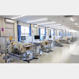 大阪府が整備した「大阪コロナ重症センター」の集中治療室（代表撮影）