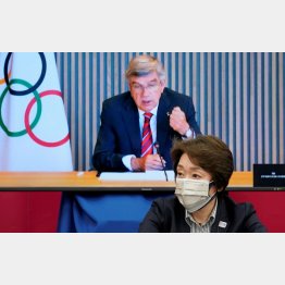 無責任（5者協議に臨むIOCのバッハ会長〈モニター〉と組織委の橋本聖子会長）／（Ｃ）ロイター