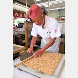 浅草名物の穂刈社長の雷おこし実演（提供写真）