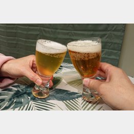 ワイングラスで飲むと味わいが変わる（Ｃ）日刊ゲンダイ