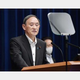 緊急事態宣言を月末まで延長し、４都府県に愛知、福岡両県を追加することを決め、記者会見する菅首相＝７日午後、首相官邸（Ｃ）共同通信社