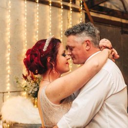 結婚式でのジェッサさん（左）とベンさん（ジェッサさんのフェイスブックから）