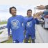 J3昇格を決めた直後の橋本（左）と駒野（Ｃ）共同通信社