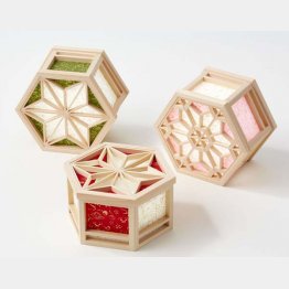 同社の組子細工を施した「光箱」／（提供写真）