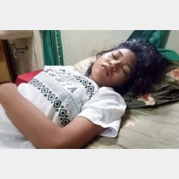 眠り続けるシチ・ライサ・ミランダさん（ツイッターから）