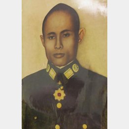 写真①ミャンマー・ネピドーの軍の博物館に展示されたアウン・サン将軍の写真（Ｃ）共同通信社