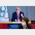 カネ、カネ、カネ（IOCのバッハ会長と橋本聖子五輪相）／（Ｃ）ロイター