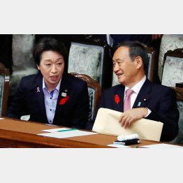 最後の最後は…（菅首相と橋本組織委会長）／（Ｃ）日刊ゲンダイ