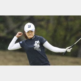 ヤマハレディース最終日、18番でバーディーパットを決め、ガッツポーズする稲見（Ｃ）共同通信社