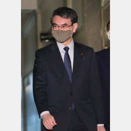 TVカメラを引き連れ、経団連に向かうパフォーマンス（河野太郎大臣）／（Ｃ）日刊ゲンダイ