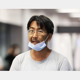 成田空港に到着し取材に応じる北角裕樹さん（Ｃ）共同通信社