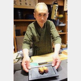 名物の「うにく」と税所さん（Ｃ）日刊ゲンダイ