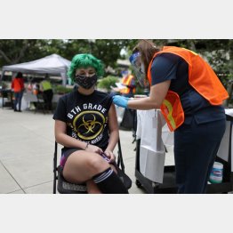 今は誰でも自由に接種できる（新型コロナウイルスのワクチン接種をする14歳の女の子、米カリフォルニア州パサデナ）／（Ｃ）ロイター