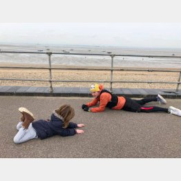 ルディー君のそばで腹這いになって話をするイアンさん（ナタリーさんのフェイスブックから）