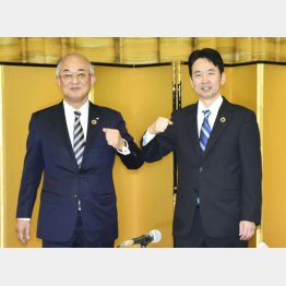 共同記者会見を終え、記念撮影する青森銀行の成田晋頭取（左）とみちのく銀行の藤沢貴之頭取（Ｃ）共同通信社