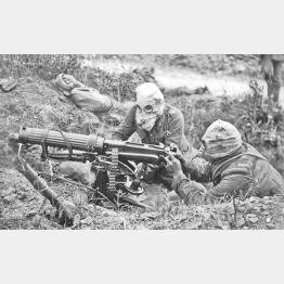 ガスマスクをかぶってマシンガンを担当する兵士たち（Ｃ）World History Archive／ニューズコム／共同通信イメージズ
