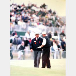 ジ・オープンでレフェリーを務める川田氏（左）／（提供写真）