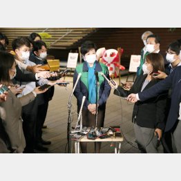 注目を集めてゴキゲン（菅首相との会談を終え会見する小池都知事）／（Ｃ）共同通信社