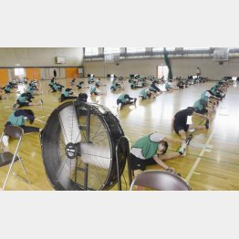 コロナ禍のなか、換気対策がとられた体育館で、体育の授業を受ける生徒たち（Ｃ）共同通信社