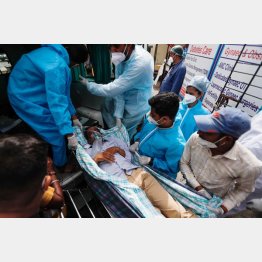 「対岸の火事」ではない（インド・ムンバイ）／（Ｃ）ロイター