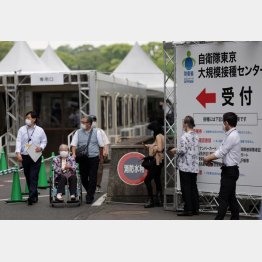 大規模接種センター（写真）でさえ1日最大1万人、政策実現に札びら作戦（Ｃ）日刊ゲンダイ