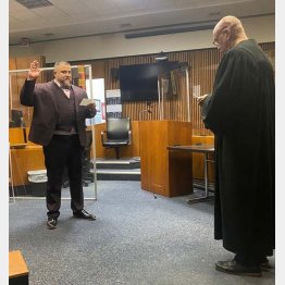 宣誓式で、右手を上げて宣誓するエドワードさんとモロー判事（ミシガン州最高裁判所のツイッターから）