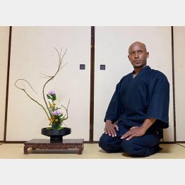 外国人に生け花を伝えたいという人からの依頼で生け花体験を（提供写真）