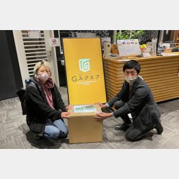 生理用品無料配布プロジェクトを続ける佐々木さん（写真左）／提供写真