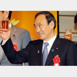 乾杯！（菅首相＝2014年政治資金パーティーで）／（Ｃ）日刊ゲンダイ