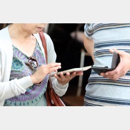 高齢者が使いこなすのは大変（Ｃ）日刊ゲンダイ