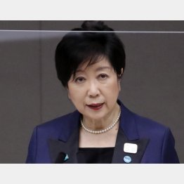 ”やってる感”を演出（1日、都議会本会議で所信表明に臨む小池百合子都知事）／（Ｃ）日刊ゲンダイ