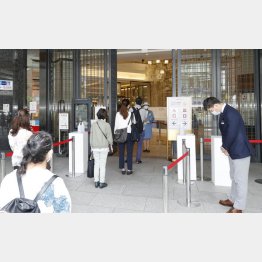 営業再開したデパートへ行くのも楽しいけど（1日、銀座三越）／（Ｃ）共同通信社