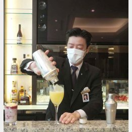 ノンアルもシェーカーで（バーテンダーの早川さん）／（Ｃ）日刊ゲンダイ