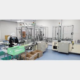 広大な新工場の片隅でマスクを製造（提供写真）