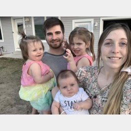 アリッサさん（右）のパートナー、ジャレド・ナップさんのフェイスブックから