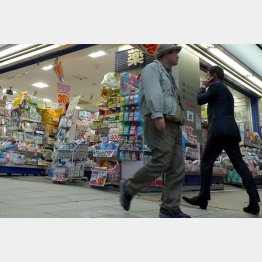 男性はドラッグストアがいいかも（Ｃ）日刊ゲンダイ