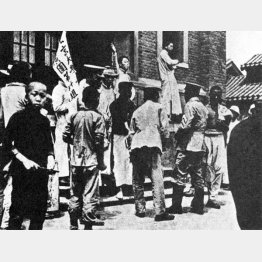 北京大学でデモを行う革命学生と講師たち＝1919年5月4日（Ｃ）Pictures From History／ニューズコム／共同通信イメージズ