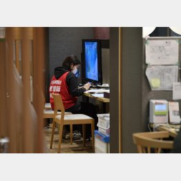宿泊療養施設で療養者の対応にあたる看護師（Ｃ）共同通信社