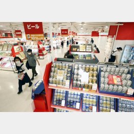 ビールもいい！（阪急百貨店のお中元売り場）／（Ｃ）共同通信社