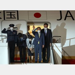 予定より1時間半以上の遅れで英国へ出発した菅首相夫妻（Ｃ）日刊ゲンダイ