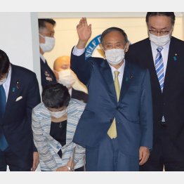 意気揚々と英国へ旅立った菅首相（Ｃ）日刊ゲンダイ