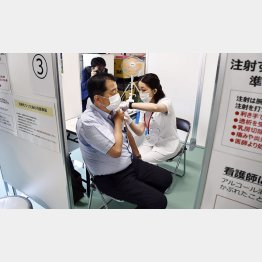 やっと進み始めたワクチン接種（接種を受ける東京消防庁の職員）／（Ｃ）共同通信社