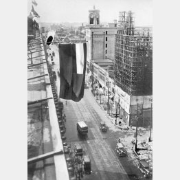 満州国承認を祝い、銀座4丁目に掲げられた日の丸と満州国旗。奥の時計塔は服部時計店＝1932年9月15日（日本電報通信社撮影）