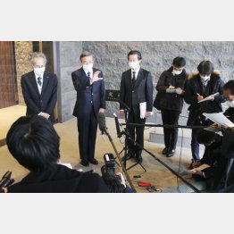 取材に応じる小林化工の小林社長（左から2人目、2020年12月）／（Ｃ）共同通信社